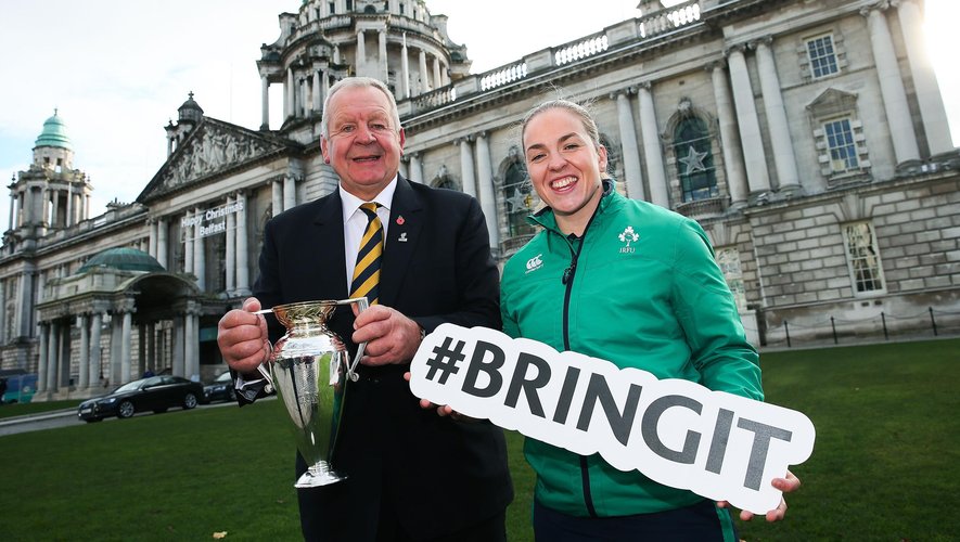 Bill Beaumont (président de World Rugby) avec le trophée de la Coupe du monde aux côtés de Niamh Briggs (Irlande)