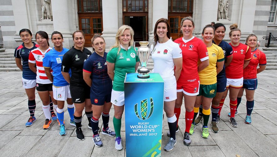 Les capitaines de chaque équipe posent avec le trophée avant le coup d'envoi de la Coupe du monde Féminine en Irlande - 6 août 2017