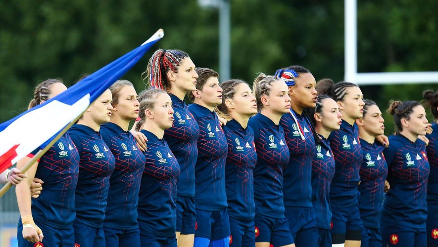 L'équipe de France féminine pendant l'hymne national