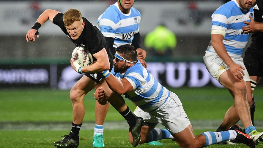New Zealand's Damian McKenzie (front) is tackled by Argentina's Lucas Noguera