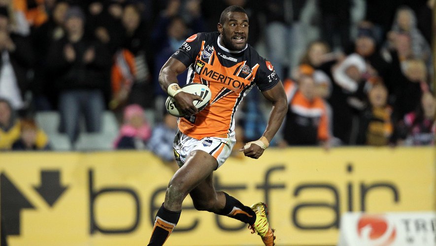 Marika Koroibete scores a try during the NRL round 22 match between the Wests Tigers and Parramatta Eels at Campbelltown Sports Stadium in Sydney (AAP)