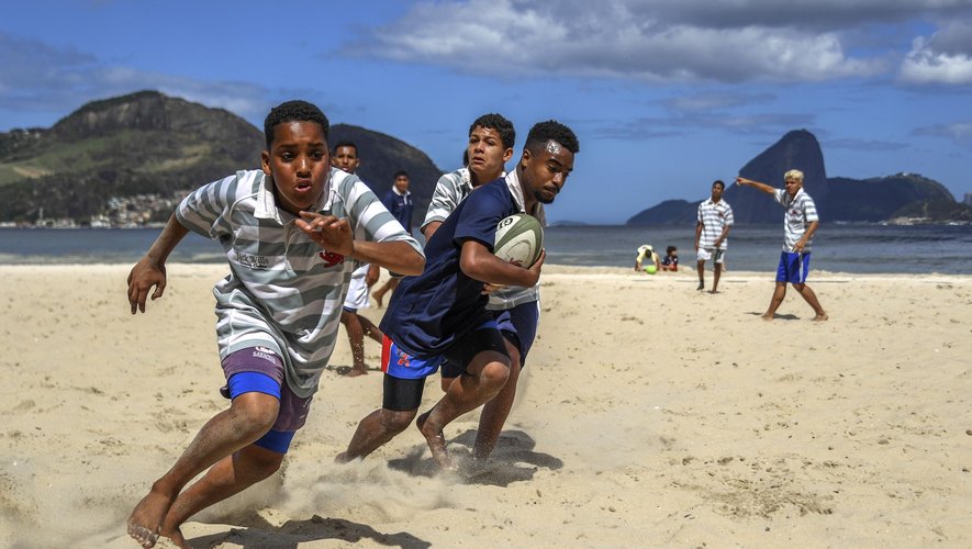 Initiation au rugby, sur une plage de Rio de Janeiro
