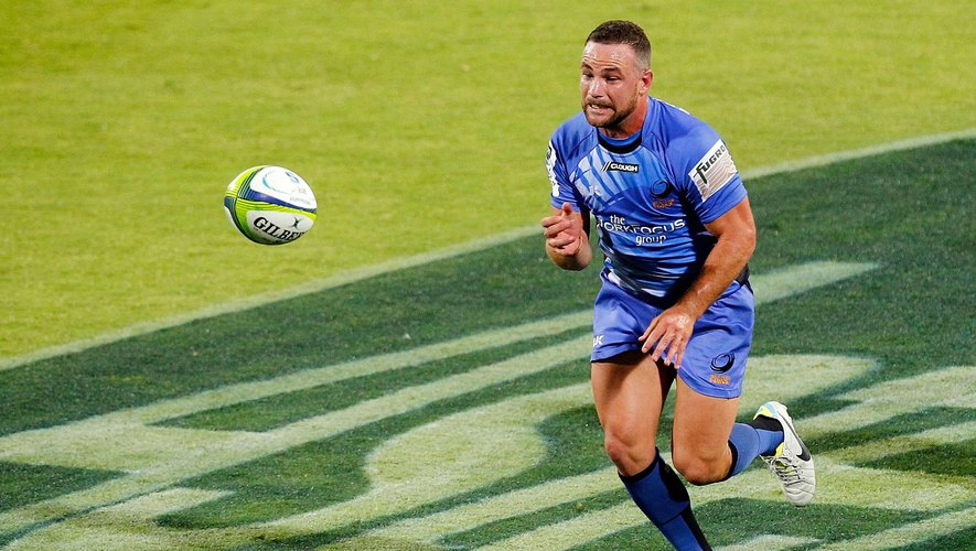 Alby Mathewson of the Force passes the ball during the round six Super Rugby match between the Force and the Chiefs at nib Stadium on March 22, 2014 in Perth, Australia (Getty)