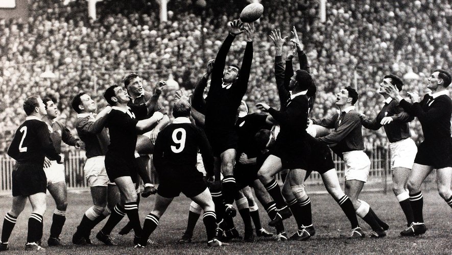 Rugby Union International. Cardiff Arms Park. Wales v New Zealand. 11th November 1967. The All Blacks win possession at a line-out.