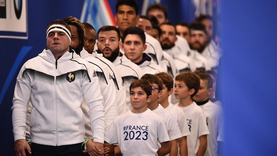 Guilhem Guirado mène les Bleus, dans le couloir du Stade de France, avant le match face aux All Blacks (11 novembre 2017)
