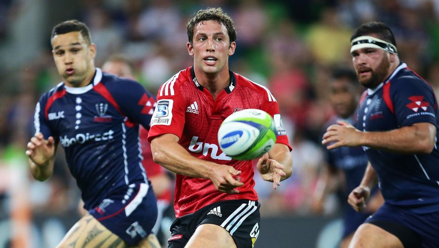 Tom Taylor of the Crusaders passes during the round five Super Rugby match between the Melbourne Rebels and the Crusaders at AAMI Park on March 14, 2014 in Melbourne, Australia (Getty)
