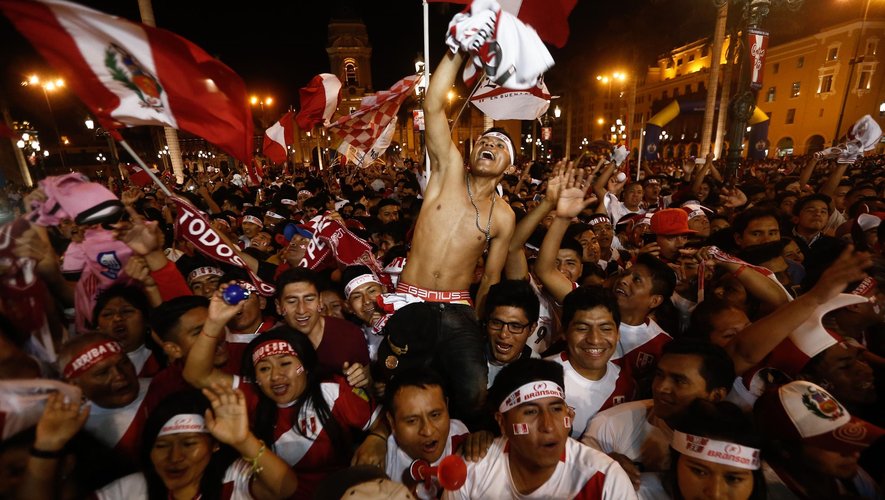 Les supporters du Pérou en liesse lors du match de qualification pour le Mondial 2018 contre la Nouvelle-Zélande le 15 novembre 2017 à Lima