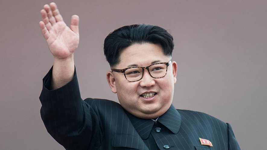 Kim Jong Un saluant le peuple