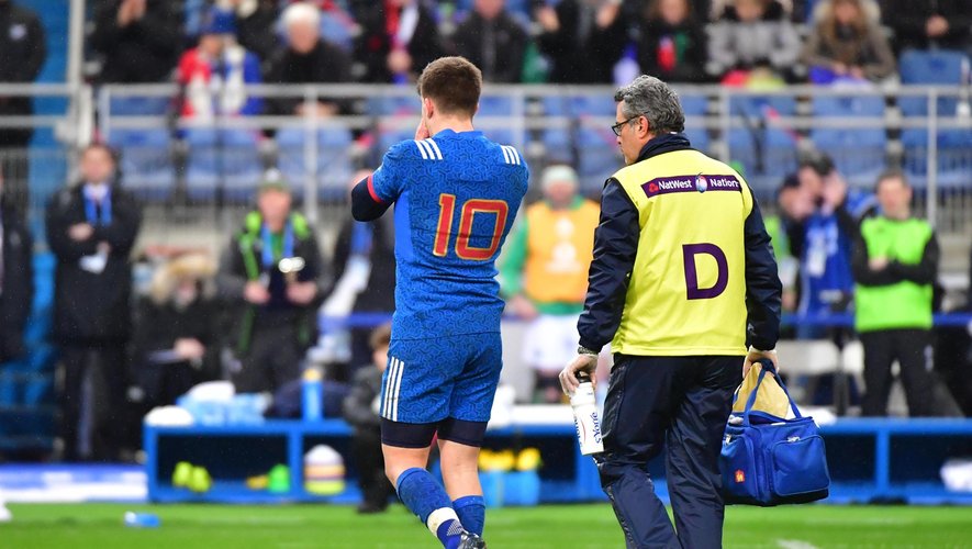 Matthieu Jalibert (France) sortant sur blessure contre l'Irlande le 03/02/2018