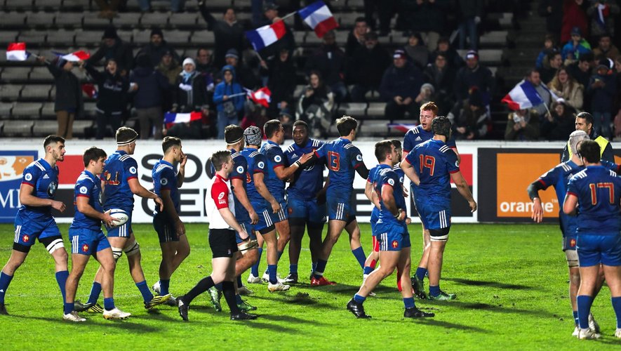 La France U20 célébrant la victoire contre l'Irlande