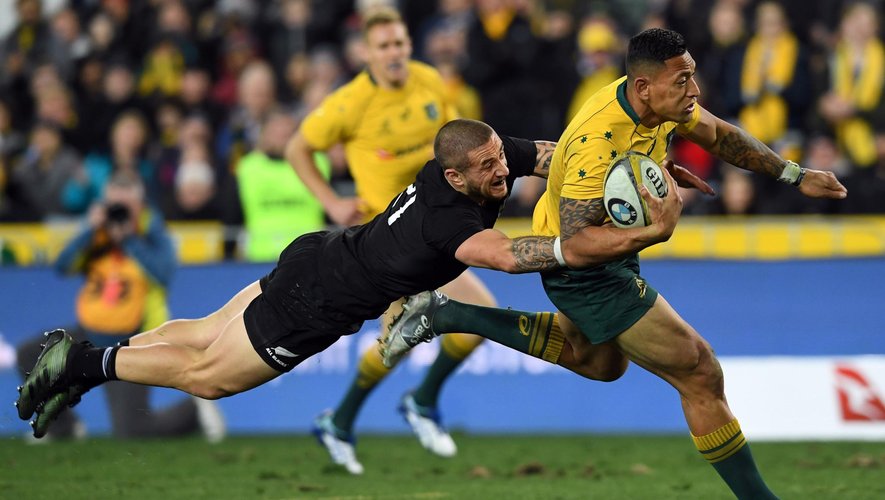 Australia's fullback Israel Folau (R) scores a try as he is tackled by New Zealand's substitute TJ Perenara during the Rugby Championship test match between Australia and the New Zealand All Blacks in Sydney on August 19, 2017.