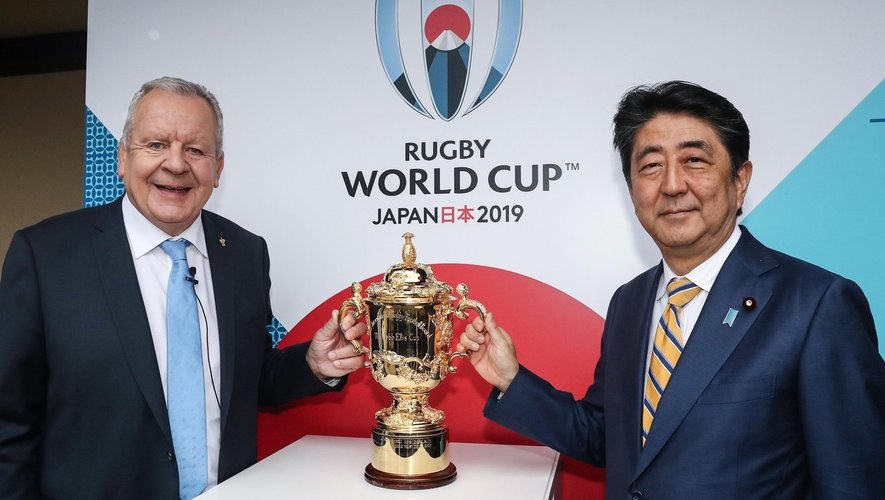 Bill Beaumont, président de World Rugby et Shinzo Abe, premier ministre japonais