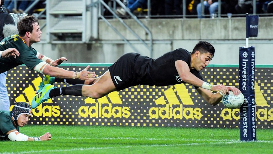 Four Nations - Rieko Ioane (Nouvelle-Zélande) marquant un essai contre l'Afrique du Sud