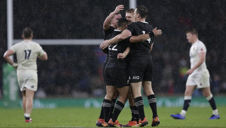 La joie des All Blacks au coup de sifflet final après leur courte victoire face à l'Angleterre (15-16).