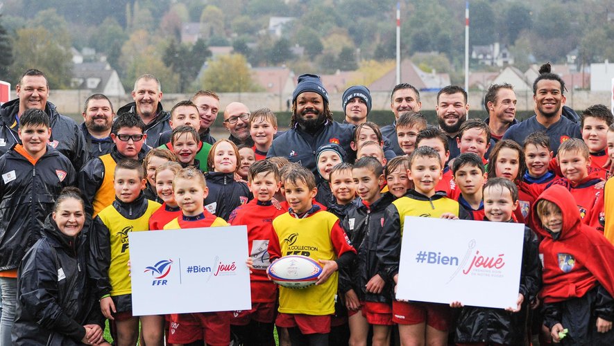 L'école de rugby de Armentières avec les joueurs de l'équipe de France