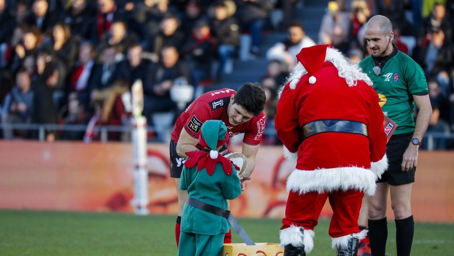 Top 14 - Anthony Belleau (Toulon) remettant un cadeau de Noël après la victoire contre Lyon