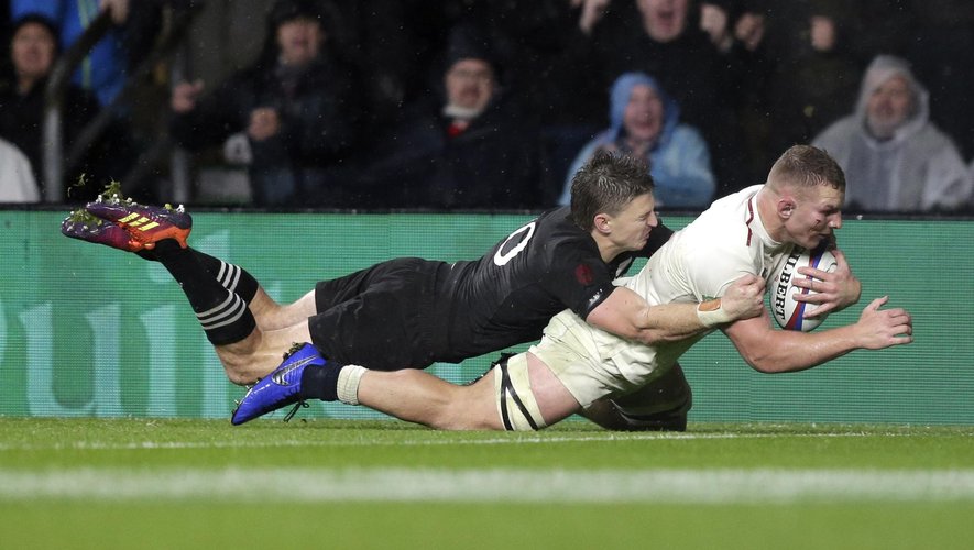 Beauden Barrett of New Zealand All Blacks tackles Sam Underhill of England as he scores a try that is later disallowed during the Quilter International match between England and New Zealand at Twickenham Stadium on November 10, 2018 in London, United King