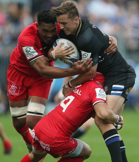 Champions Cup - Jerome Kaino et Cheslin Kolbe (Toulouse) plaquent Darren Atkins (Bath)