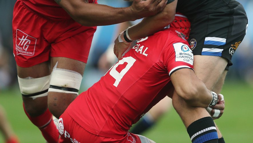 Champions Cup - Jerome Kaino et Cheslin Kolbe (Toulouse) plaquent Darren Atkins (Bath)