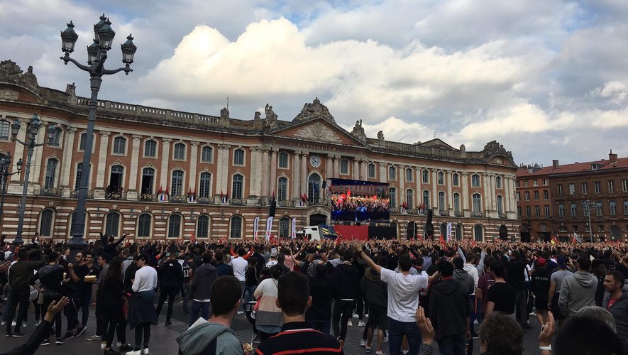 La place du Capitole à Toulouse est bien pleine pour la finale du Top 14