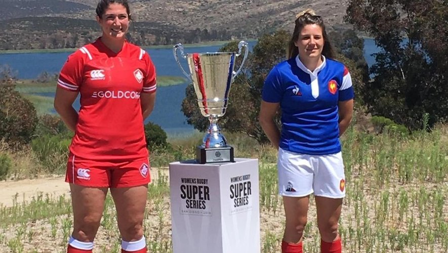 Women's Rugby Super Series - La capitaine du Canada à côté de la capitaine de la France