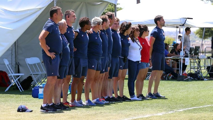 Women's Rugby Super Series - Annick Hayraud (manager de l'équipe de France Féminines) avec le staff des Bleues lors des hymnes contre l'Angleterre (Crédit photo : Travis Prior)