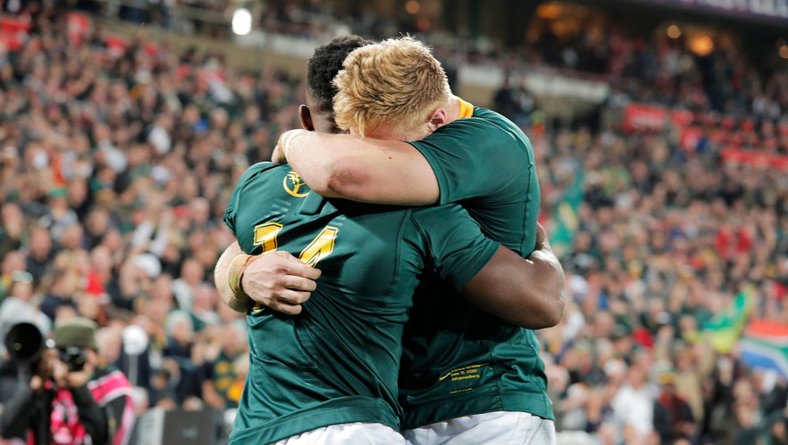 South Africa's wing Sobusiso Nkosi (L) and South Africa's flanker Jean-Luc du Preez (R)celebrate after scoring a try during the first rugby union Test match between South-Africa and England at the Emirates Airline Park in Johannesburg on June 9, 2018.