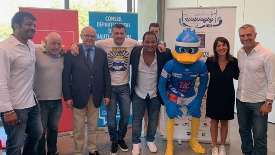 Yann Delaigue (tout à droite) en compagnie de Laurence Arribagé (à sa gauche) et des acteurs de la région, posent pour le WateRugby 2019