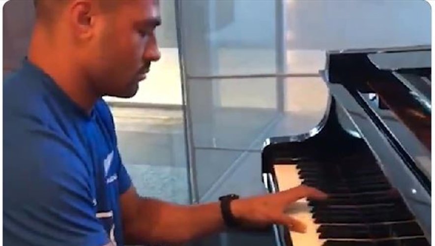 Coupe du monde 2019 - Richie Mo'Unga (Nouvelle-Zélande) qui joue du piano