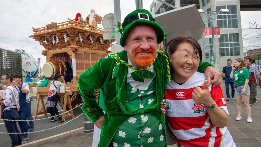 Coupe du monde 2019 - Un supporter irlandais avec une supportrice japonaise