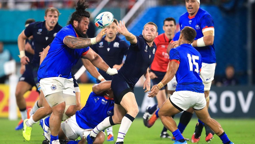 Coupe du monde - Finn Russell (Écosse) réalise une passe après contact pour l'essai de Laidlaw contre les Samoa