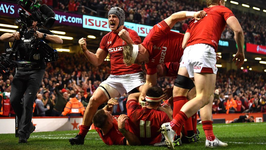 Jonathan Davies (L) celebrates as Josh Adams of Wales scores their second try