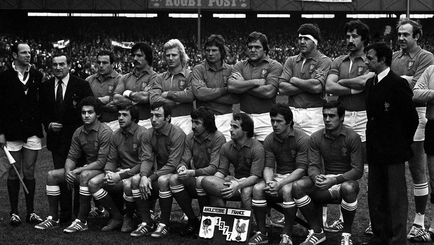 XV de France - Jean Piqué est sur la droite, en costume cravate avant France-Angleterre du Tournoi 1977.