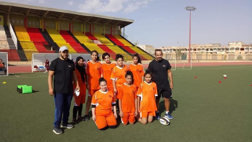 International - Le filles du club de M'Sila entourées (à droite) par Salim Tebani et son frère Djemaï (à gauche)