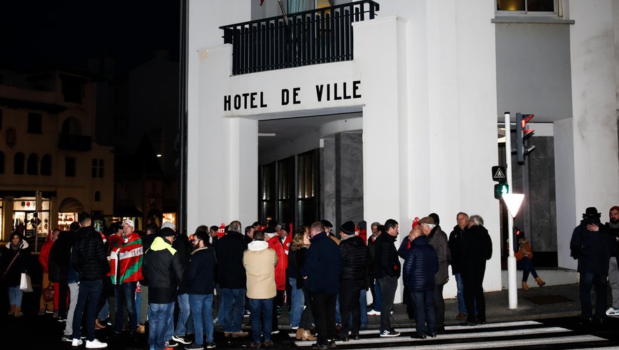 Des supporters de Biarritz devant l'Hotêl de ville