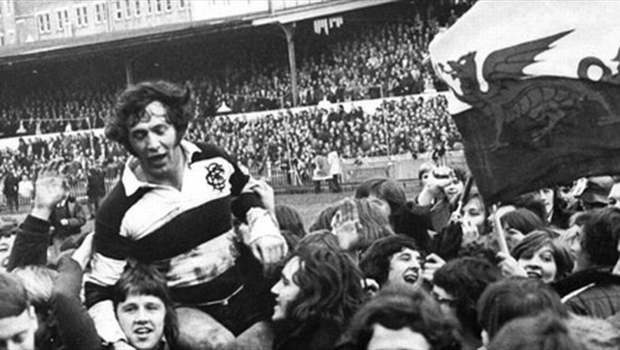 John Dawes (Barbarians) porté en triomphe après le match contre les All Blacks en 1973