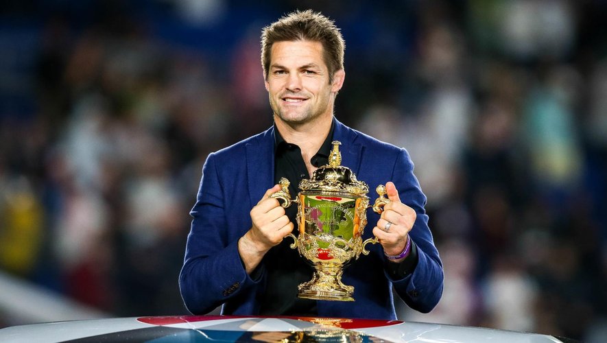 Coupe du monde 2019 - Richie Maccaw (Nouvelle-Zélande) présente le trophée Webb Ellis