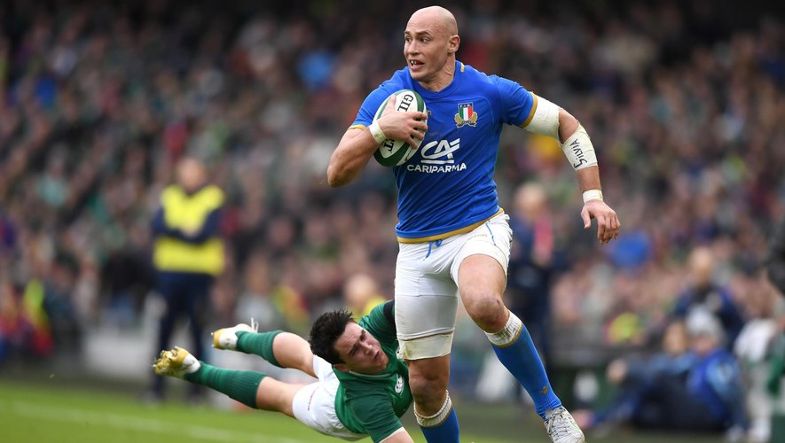 Sergio Parisse of Italy escapes the tackle of Joey Carbery of Ireland during the NatWest Six Nations match between Ireland and Italy at Aviva Stadium on February 10, 2018 in Dublin, Ireland.