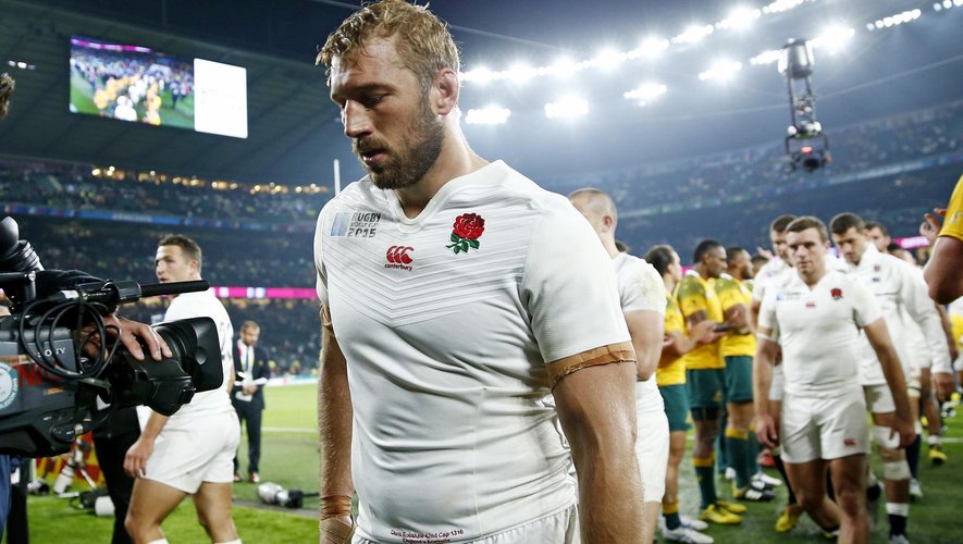 England captain Chris Robshaw traipses off after defeat to Australia.