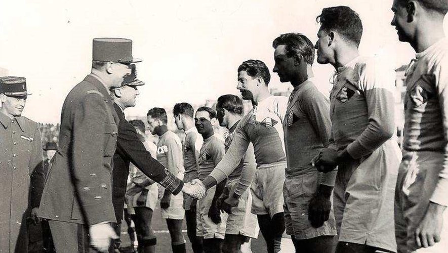 Le général Koenig serre la main de Jean Dauger, le joueur le plus brillant de cette équipe de 1945.  On trouve de droite à gauche : Minjat, Gineste,Junquas, Dauger, Baladié et Desclaux.