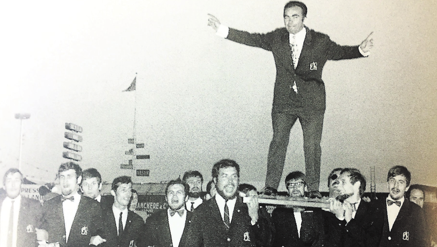 Bègles fête son titre en 1969, le coach Jacky Jameau perché sur le bouclier de Brennus