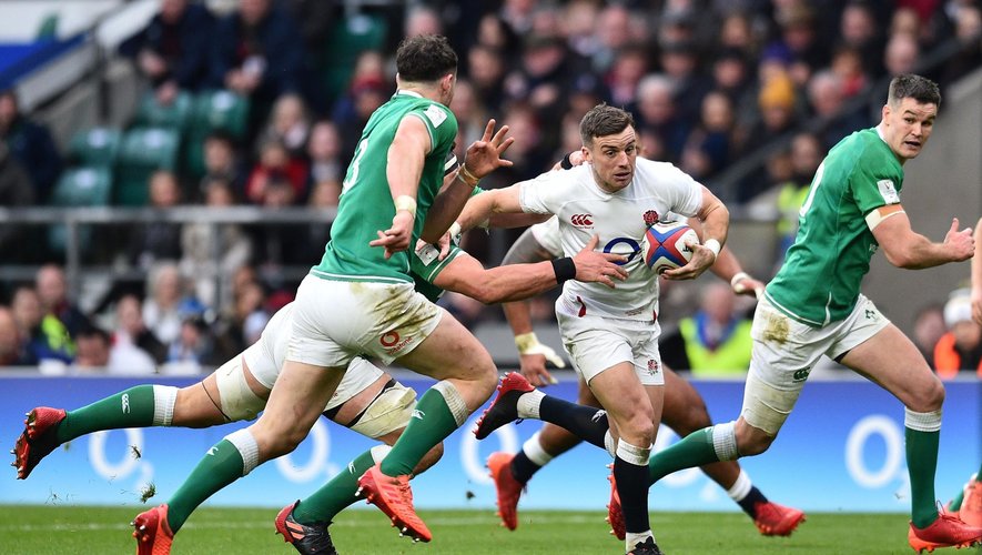 England's fly-half George Ford (C) runs through the Ireland defence during the Six Nations international rugby union match between England and Ireland