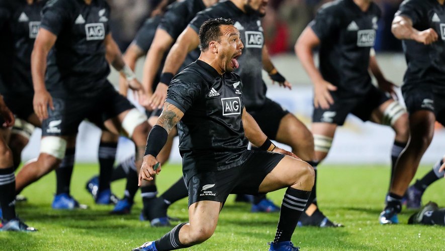 Ash Dixon (Maori All Blacks) mène un haka en 2017