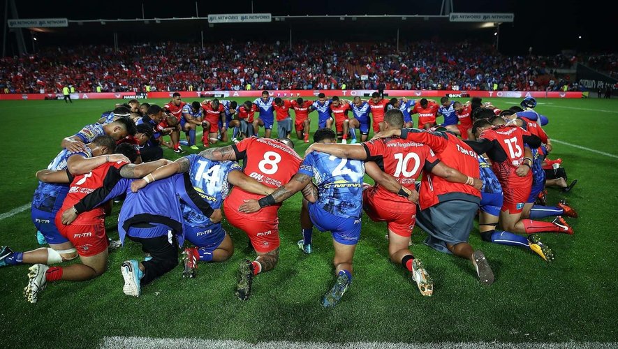 La communion entre Tongiens et Samoans après leur match lors de la CDM de rugby à XIII 2017