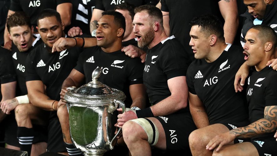 Kieran Read of the All Blacks and team mates celebrate with the Bledisloe Cup after winning The Rugby Championship and Bledisloe Cup.