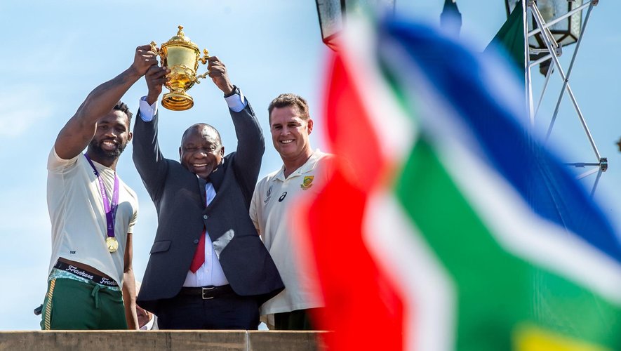 Coupe du monde 2019 - Le capitaine des Springboks Siya Kolisi avec le président de l'Afrique du Sud Cyril Ramaphosa et l'entraîneur Rassi Erasmus