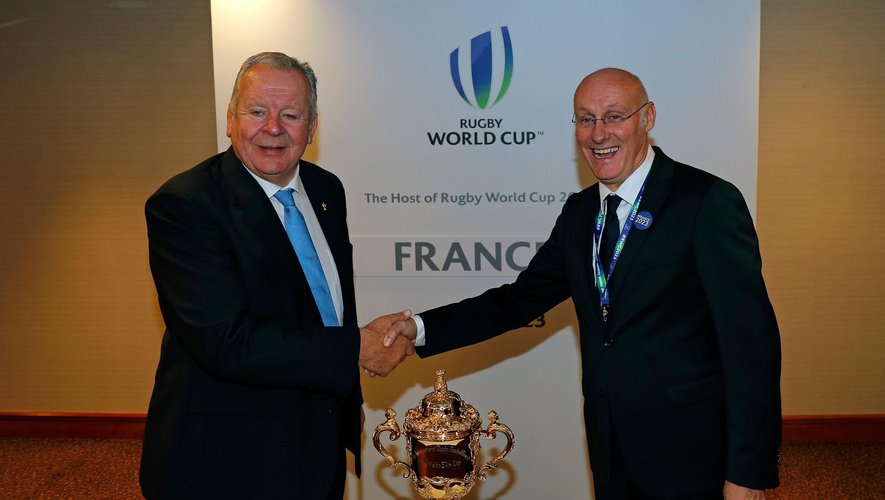 Bill Beaumont, président de World Rugby et Bernard Laporte, président de la FFR, lors de l'attribution du Mondial 2023 à la France, le 15 novembre 2017, à Londres