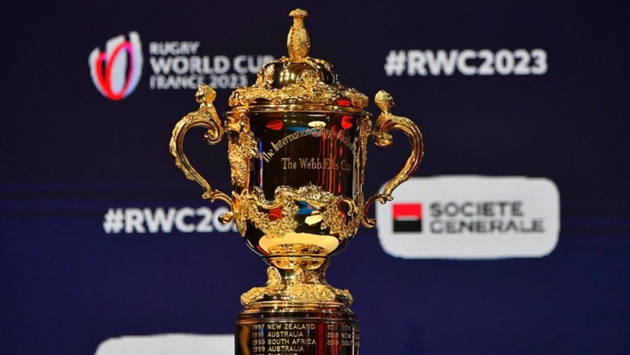 Le trophée Webb-Ellis, trophée de la Coupe du monde, le 14 décembre au Palais Brongniart à Paris lors du tirage de la Coupe du monde 2023