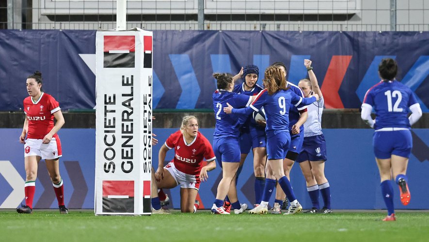 6 Nations féminin - La joie des Bleues (XV de France féminin) après un essai de Caroline Boujard contre le pays de Galles