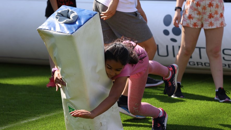 Amateur - Une jeune fille s'essaye au plaquage au Toulouse Rugby Festival